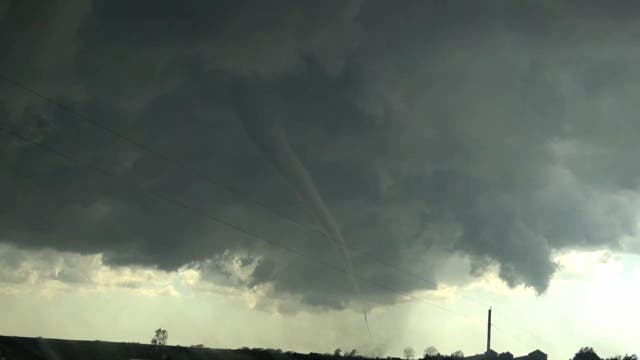 Kansas tornado kills 1 person, destroys homes: Video