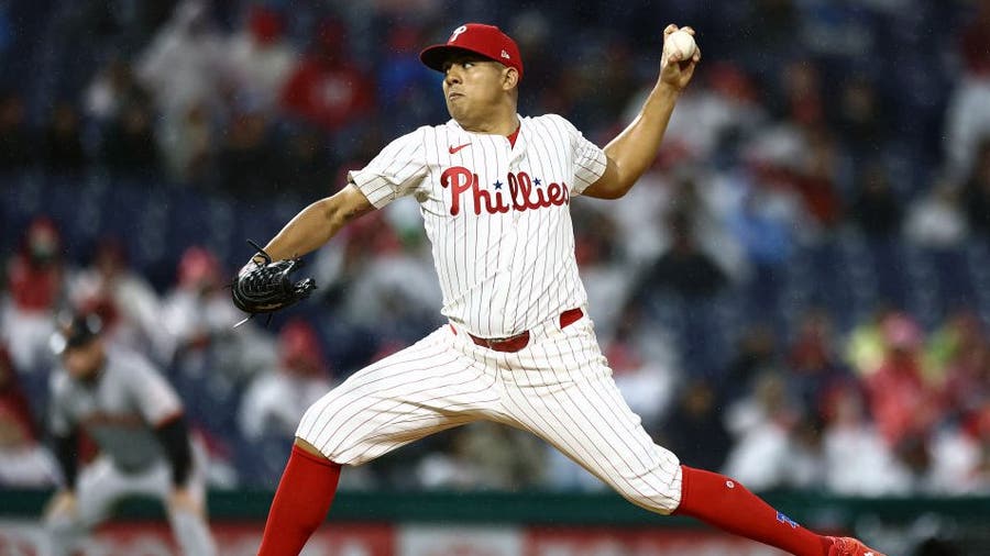 Suárez has strong 6-inning outing as the streaking Phillies rout the Giants 14-3
