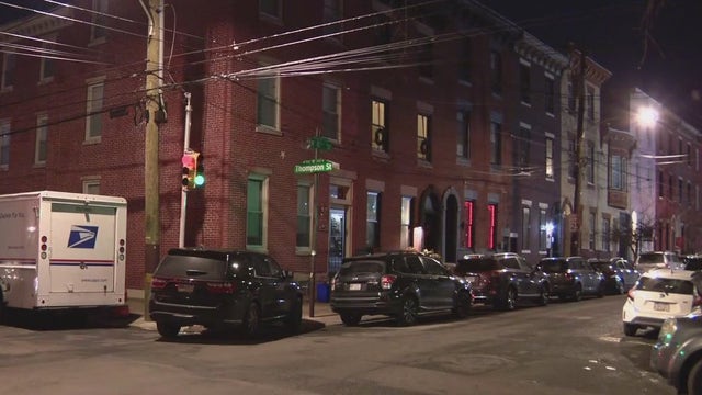 Philadelphia Police officer injured while pursuing suspect in stolen car