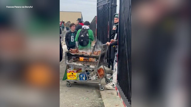 Only in Philly: Eagles fan roasts pig in shopping cart at NFC Championship game