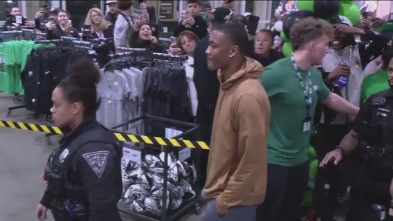 Eagles parade: Nearly a thousand on hand to greet Eagles' DeVonta Smith