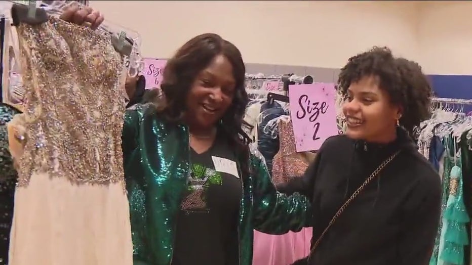 Prom shopping: Saying yes to the dress with help of former Eagles QB ...