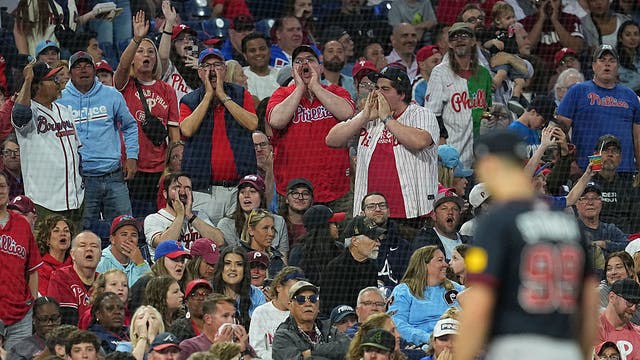 Suárez shines as Phillies overcome Harper's loss after HBP and beat Braves 2-0