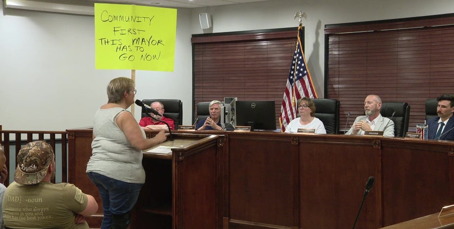 Pemberton residents call for Mayor Tompkins to resign during misconduct meeting