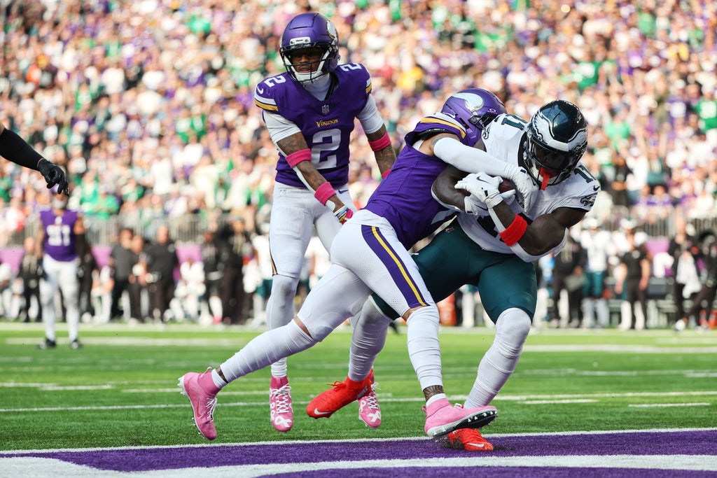 Jalen Hurts jump-starts the Eagles by passing for 326 yards and 3 TDs in a 28-22 win vs. Vikings