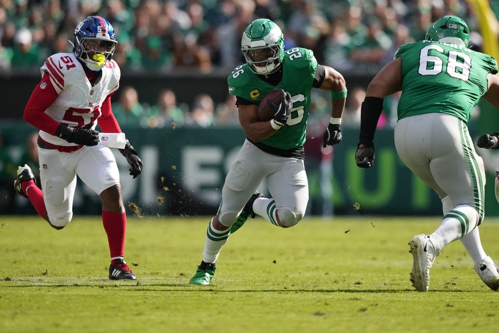 Saquon Barkley breaks out with 150 yards before hurting groin as Eagles pound Giants 38-20