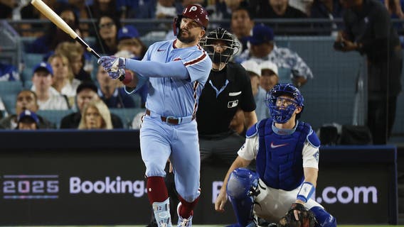 Schwarber clubs 2 home runs to keep Phillies playoff hopes alive in Los Angeles