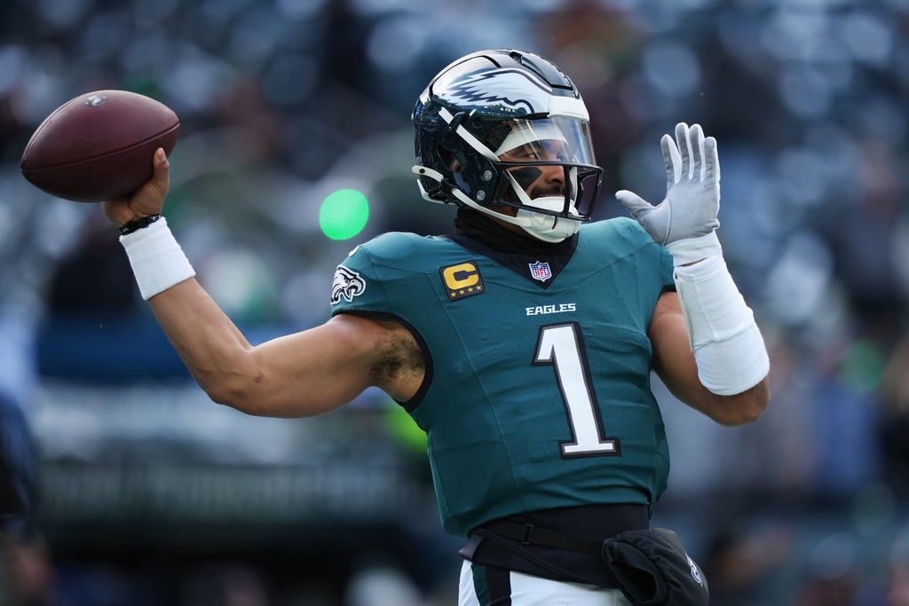 Jalen Hurts rebounds with 3 TD passes as Eagles snap losing streak in 31-0 rout of Raiders