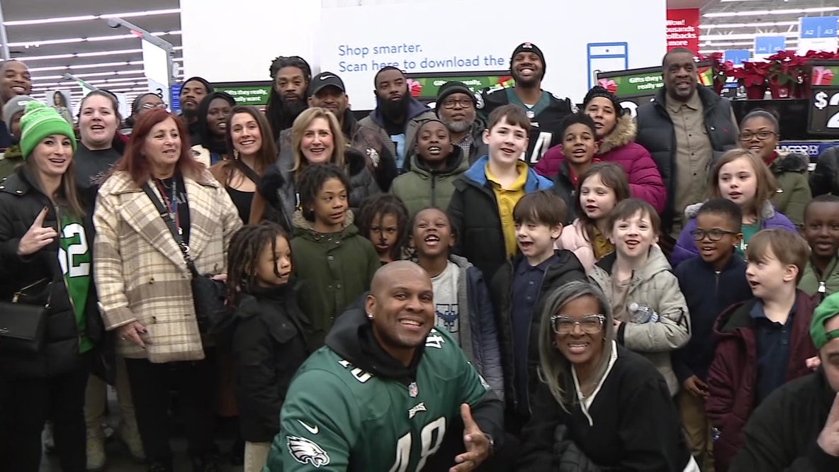 Former Eagle surprises South Philly kids with $200 spree