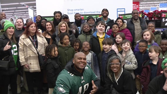 Former Eagle surprises South Philly kids with $200 spree