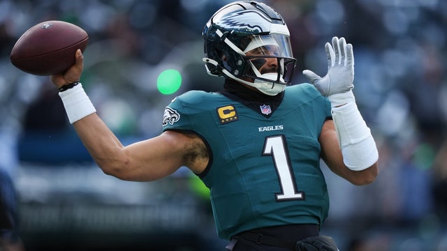 Jalen Hurts rebounds with 3 TD passes as Eagles snap losing streak in 31-0 rout of Raiders
