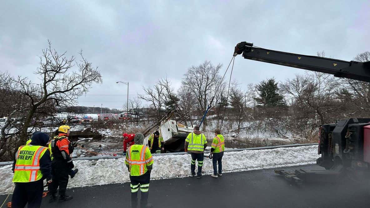 2 rescued from utility truck that crashed, flipped into marsh on 295 in Gloucester County