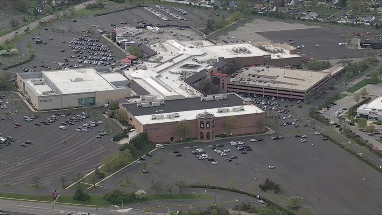 Stabbing at Willow Grove Mall leaves 1 injured, suspect in custody: police