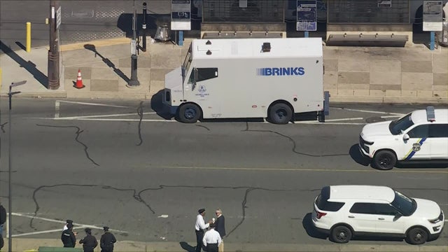 Men armed with assault rifles rob Brinks truck in Philadelphia: police