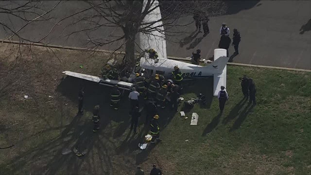 Off-duty officer among 2 hurt in Fluehr Park plane crash in Northeast Philly