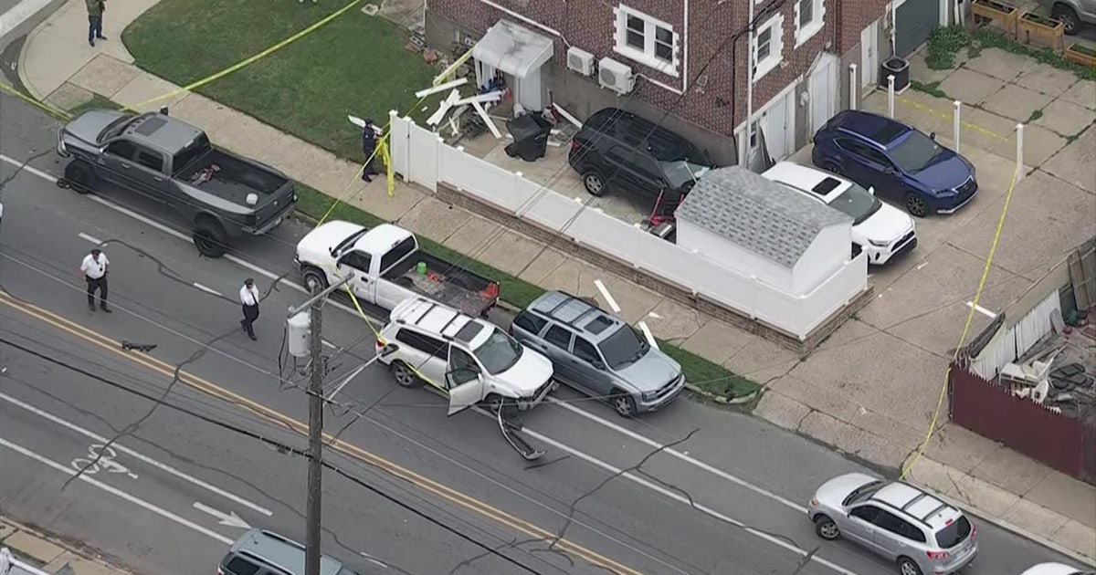 Police chase from Trenton to Philadelphia ends in Holmesburg crash; suspect still on the run: police