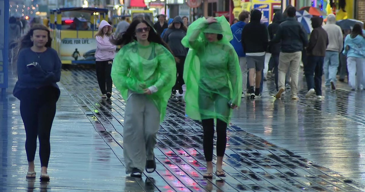 Rainy start doesn’t stop crowds from heading to Wildwood for Memorial Day weekend