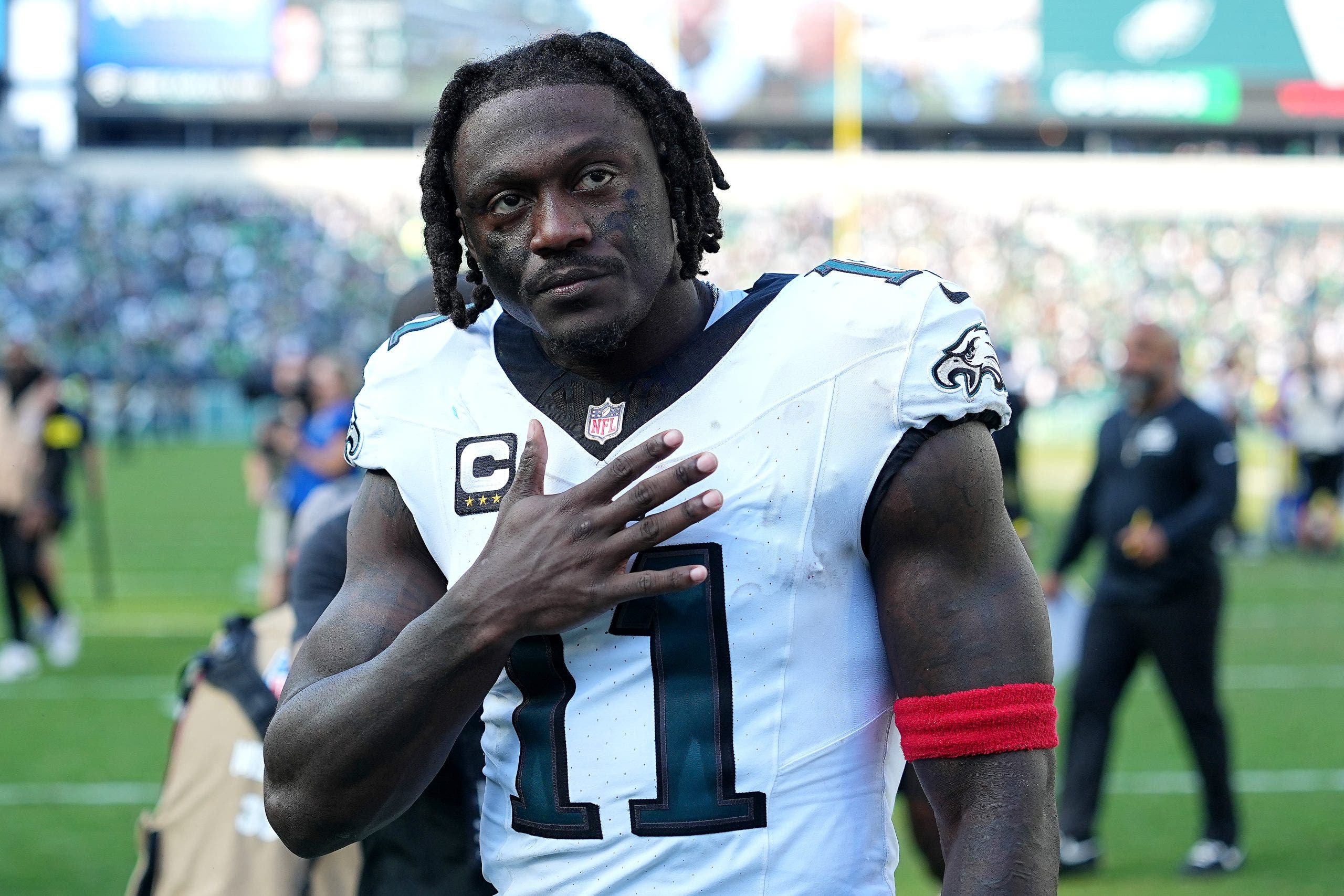 Philadelphia Eagles trade WR A.J. Brown to New England Patriots for 2028 first-round, 2027 fifth-round picks