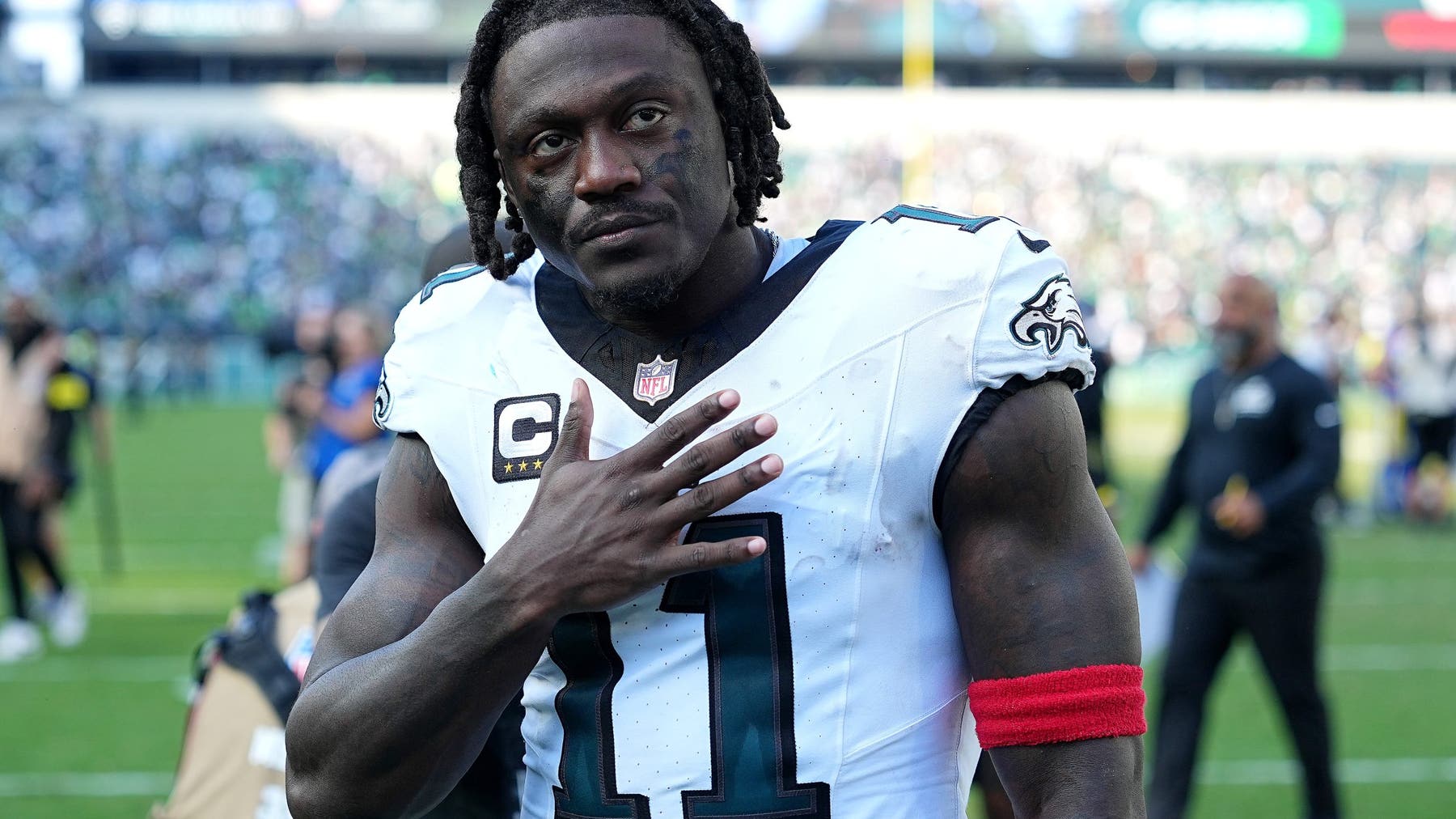 Philadelphia Eagles trade WR A.J. Brown to New England Patriots for 2028 first-round, 2027 fifth-round picks