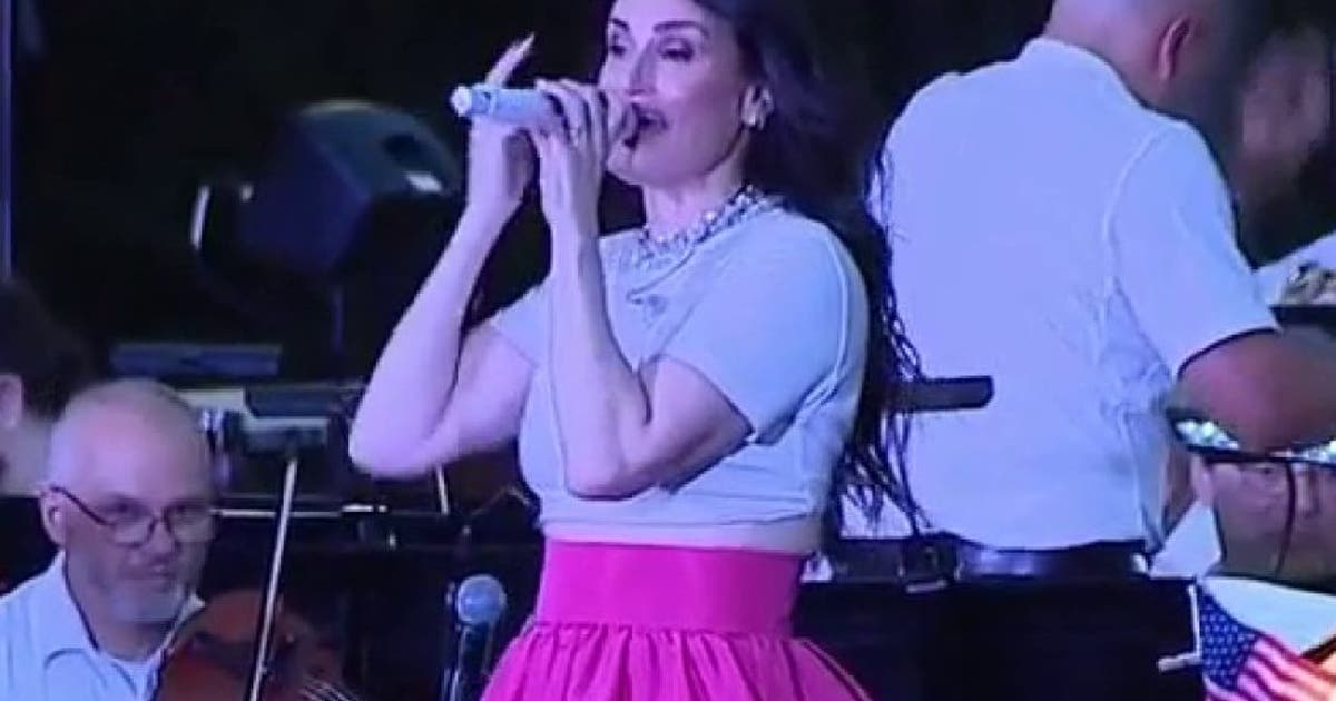 Idina Menzel joins Philly Pops for Independence Mall concert despite heat