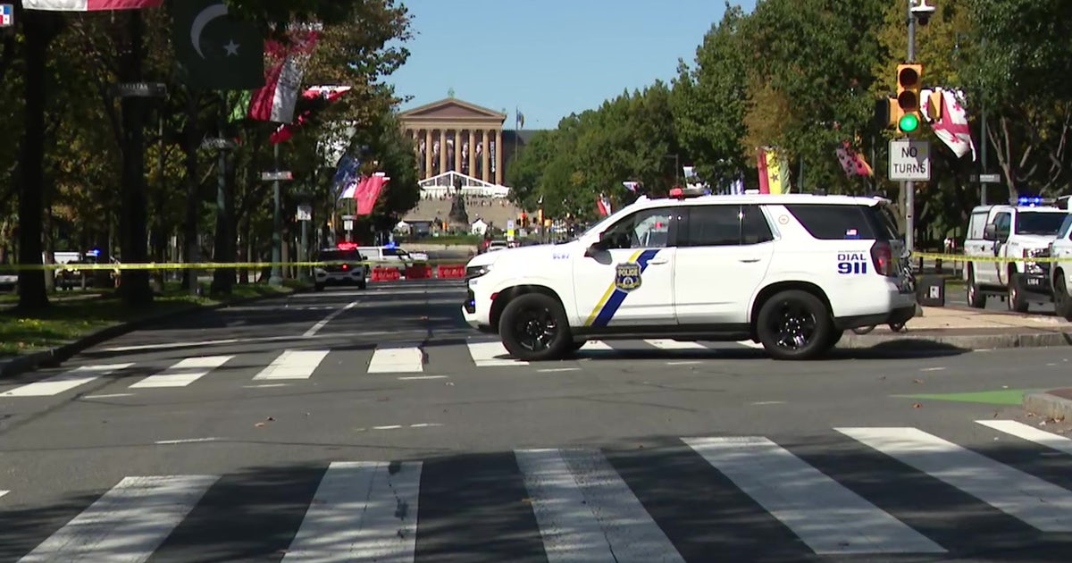 Ben Franklin Parkway shooting: Man shot and killed after opening fire during standoff, police say