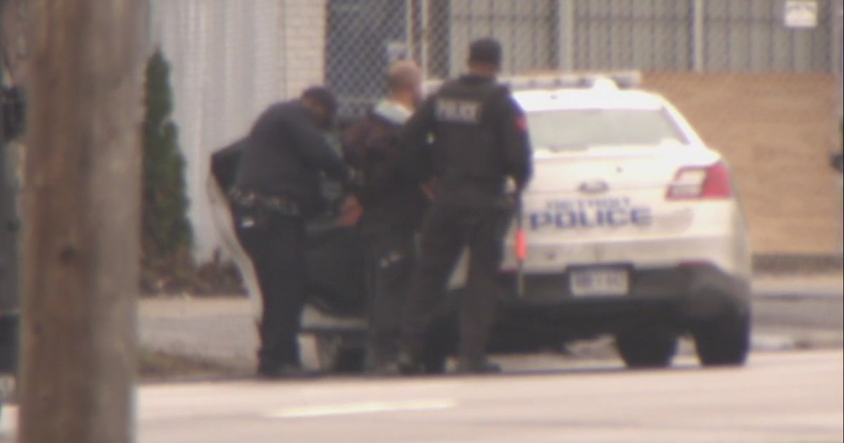 Barricaded gunman surrenders peacefully after police standoff | FOX 2 ...