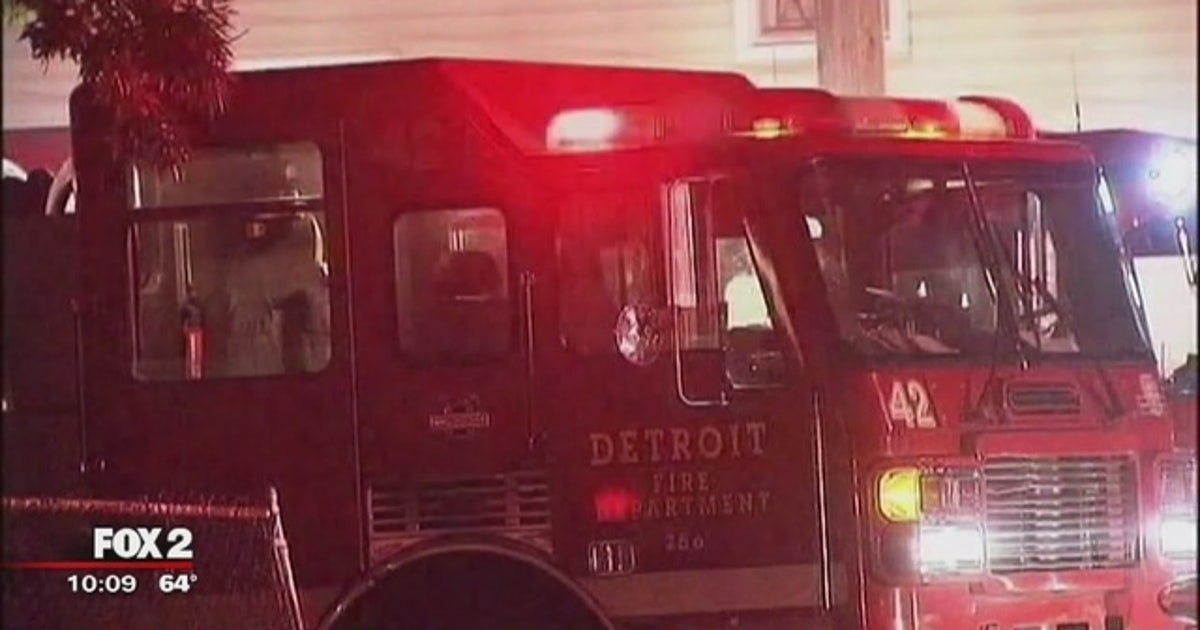 1 woman dead, 1 firefighter injured in Detroit house fire | FOX 2 Detroit