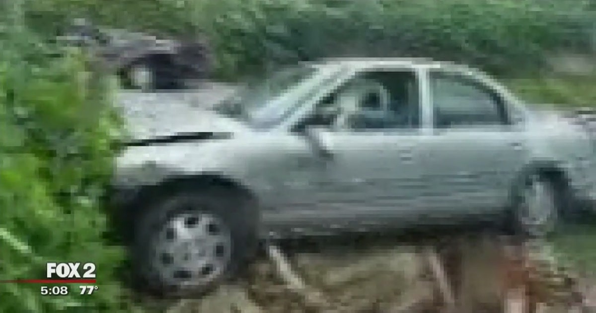 Man driving car shot to death, crashes on Outer Drive in Detroit | FOX ...