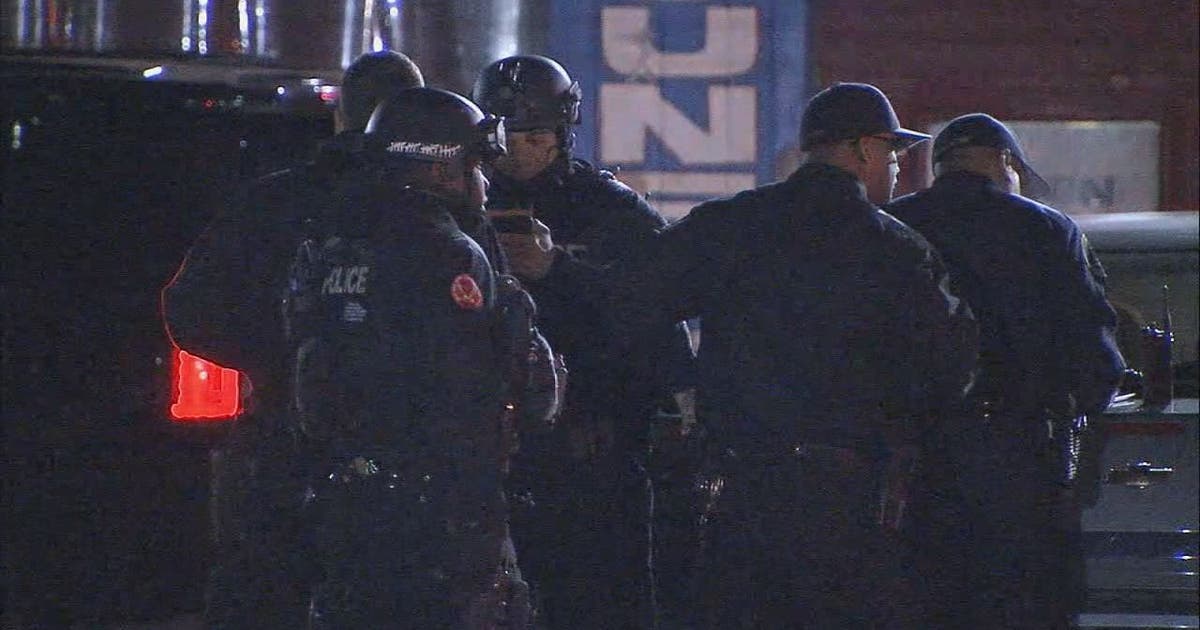 Barricaded gunman arrested after firing shots at Detroit police ...