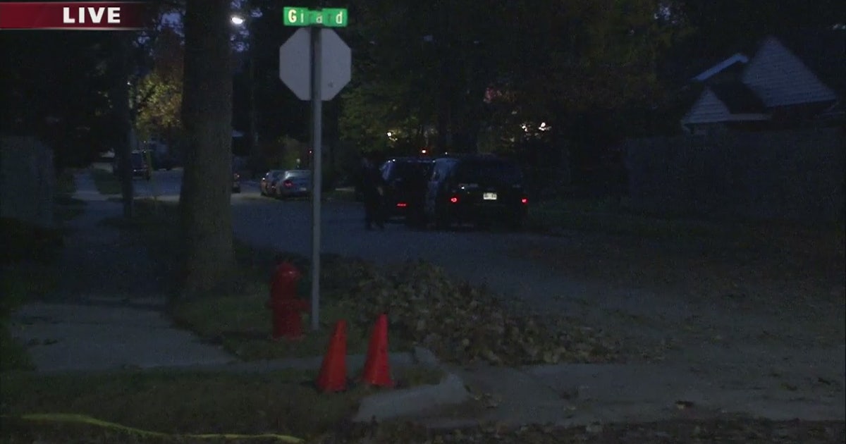 Police surround Royal Oak home after person was shot inside | FOX 2 Detroit