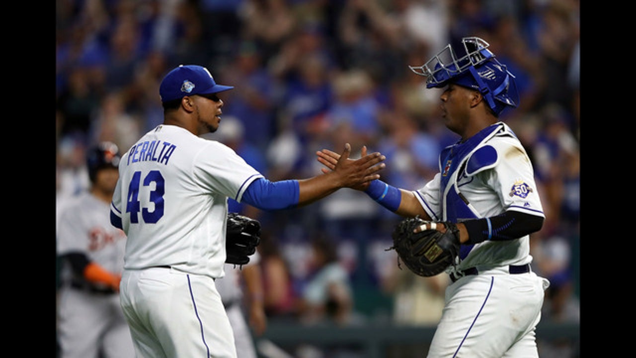 Moustakas helps Royals top Tigers, win series