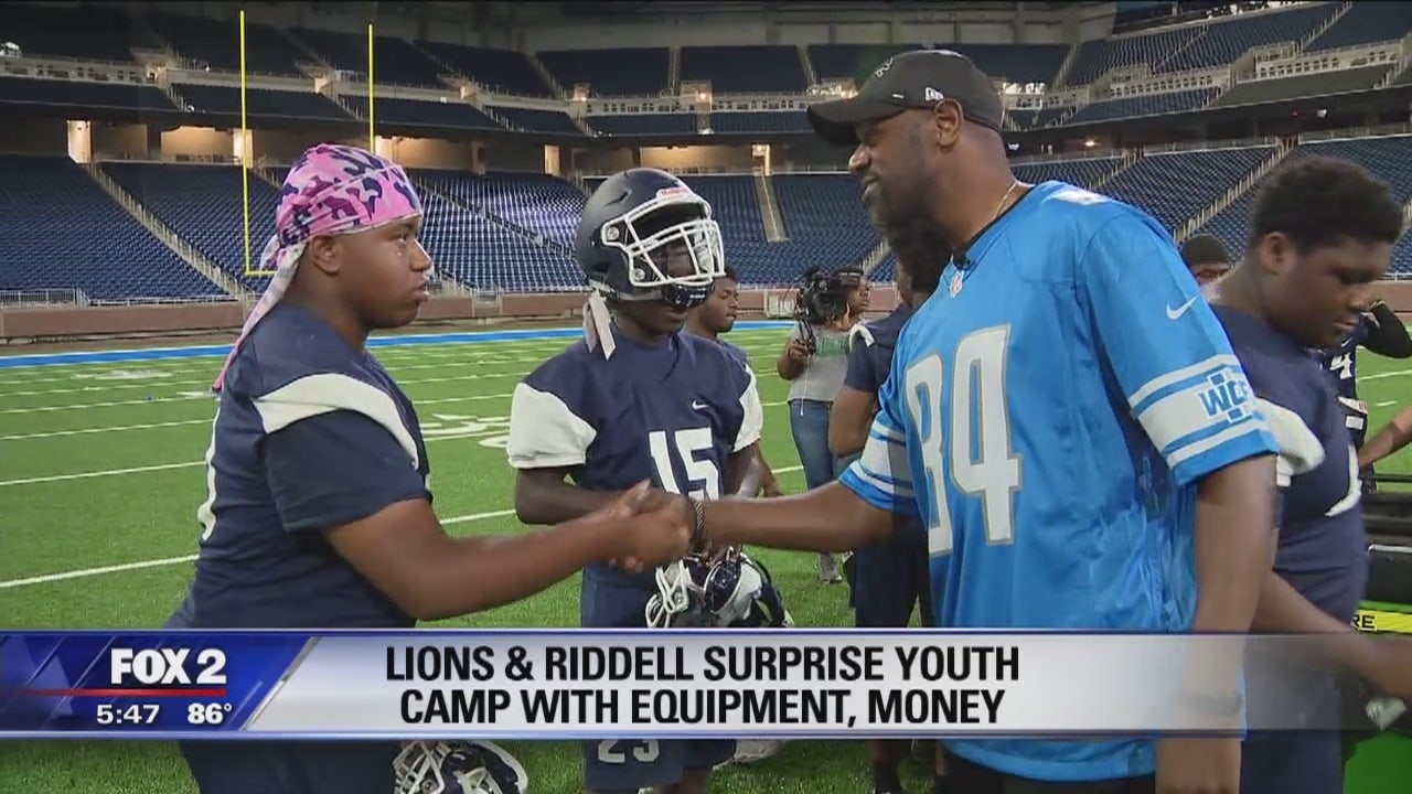 Lions legend Herman Moore surprises Detroit high school players