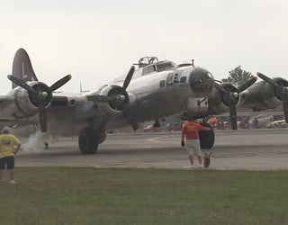 Man_with_cancer_crosses_flying_a_bomber__3_20150831031715