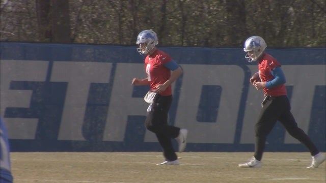 Lions QB Stafford rests 3 injured fingers early in practice