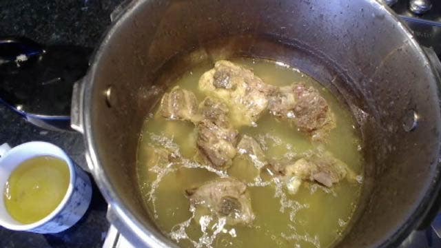 Bone Broth: What is it? And 3 recipes to try it
