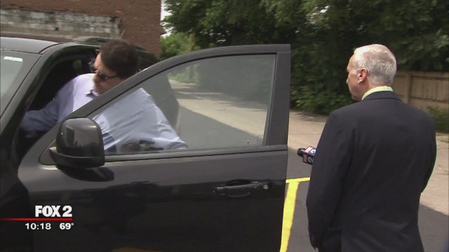 Alleged estate swindler shows up in court