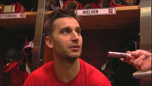 Canucks beat Wings, 3-2