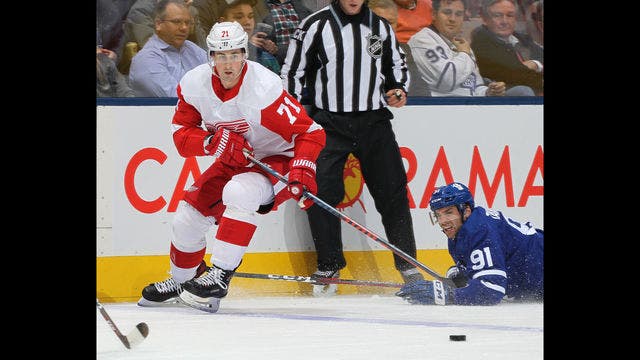 Dylan Larkin scores in OT, Red Wings edge Maple Leafs 5-4