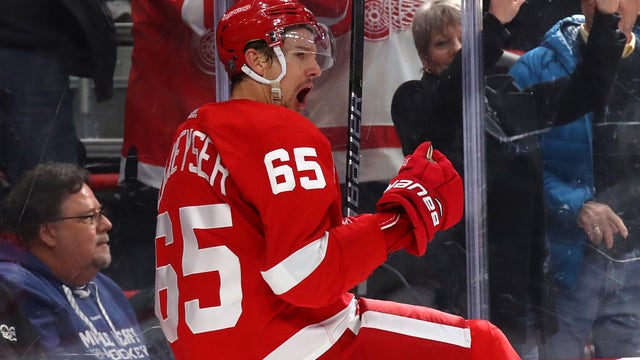 Red Wings retire Kelly's jersey, beat Maple Leafs 3-2 in OT