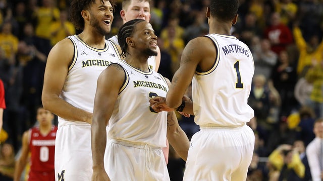 WATCH: No. 7 Michigan outlasts No. 19 Wisconsin 61-52