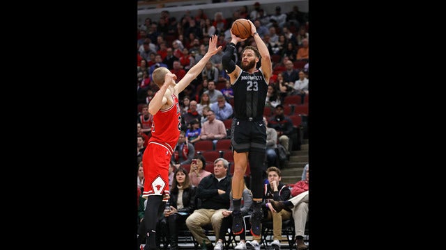 Griffin helps Pistons knock off Bulls 112-104