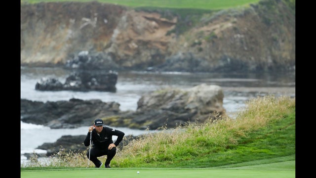 Woodland shoots a 65 to take lead at U.S. Open on FOX 2