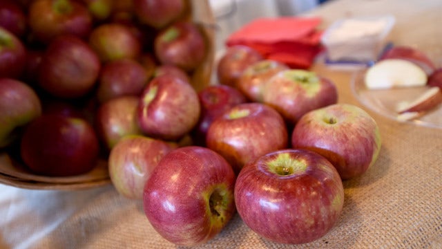 Airline passenger fined $500 after keeping free airline apple