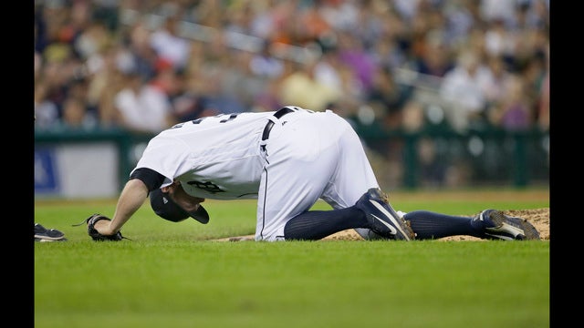Tigers' Alex Wilson breaks leg on Mauer line drive