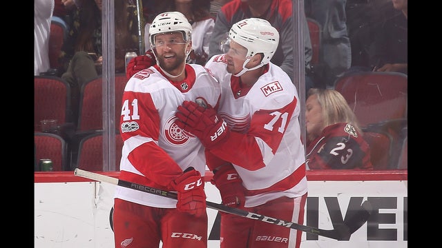 Red Wings break late tie, beat winless Coyotes 4-2