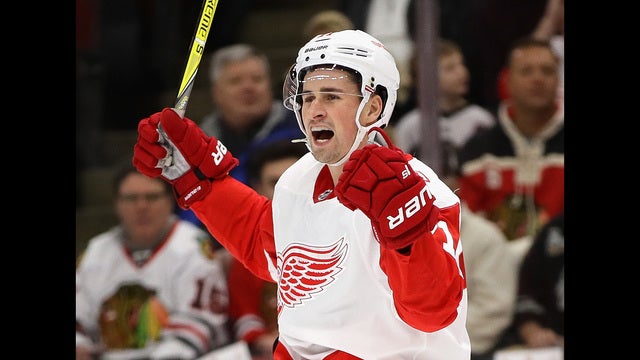 Larkin, Mantha help Red Wings beat Blackhawks 4-0
