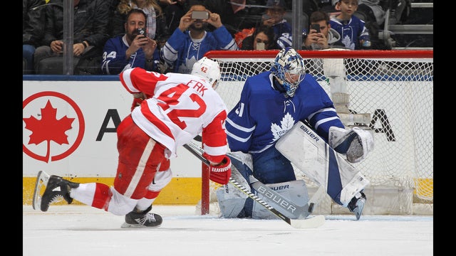 Maple Leafs top Red Wings 4-3 for 13th straight home win