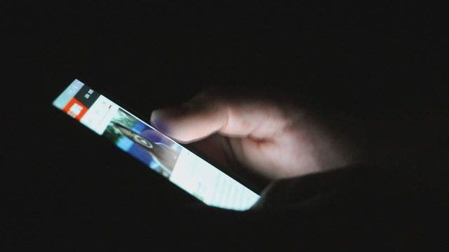 Using smartphone in the dark could cause blindness