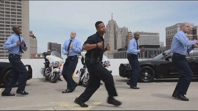 Detroit Police Department does the Running Man Challenge