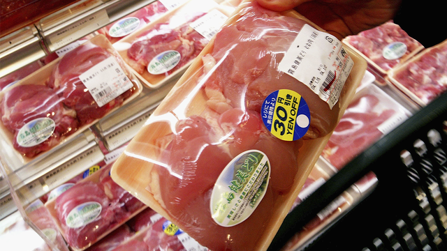 CDC sparks Twitter debate after reminding people not to wash raw chicken